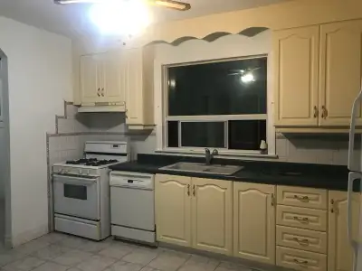 1 Bedroom Apartment for Rent On the Main Floor Walking distance to all amenities 1 minute walk to bu...