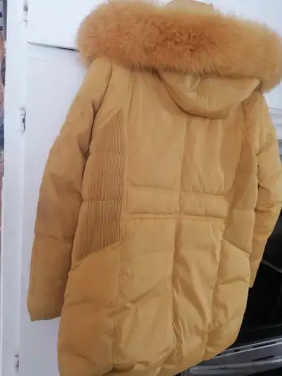 Manteau xl de qualité chaud pour femme D ' HIVER COMME NEUF TUQUE INCLUSE 100$ PAYER PLUS DE 500$ DE...
