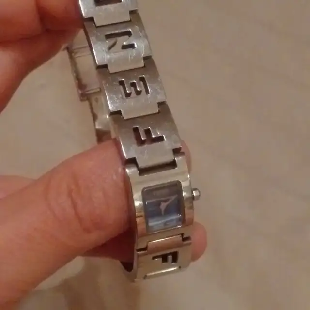 Authentic FENDI Watch Montre Fendi Excellent Condition in Jewellery & Watches in City of Montréal - Image 9