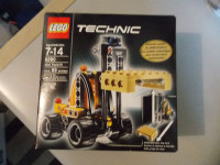 LEGO TECHNIC MINI FORKLIFT 8290 (FACTORY SEALED)
