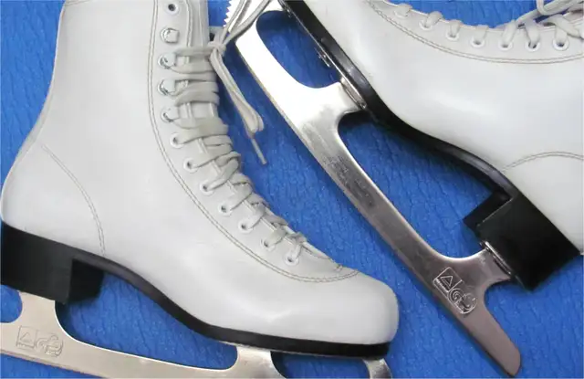 NEW CCM Figure Skates Size-5 Inner Length - 23cm/9" (Dwight in Skates & Blades in Muskoka - Image 10