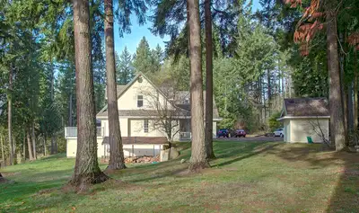 Are you ready to indulge in the quiet and beauty of a charming pastoral setting? Empress Acres is co...