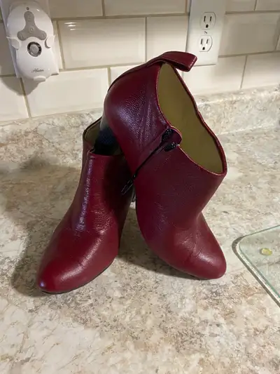 Ladies High End Shoes Size 8-9, View more