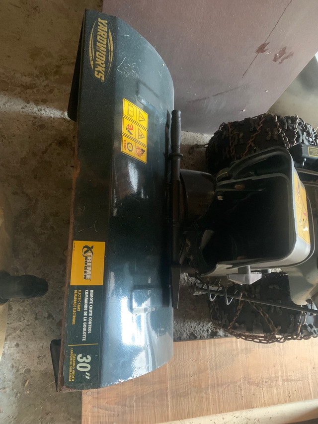 Yardworks 30” 10.5hp snowblower. Chains on tiresElectric start Snowblowers Ottawa Kijiji