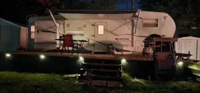 Roulotte fifthwheels de 30 pieds à vendre. Situer sur un site enchanteur, au camping Domaine Florent...