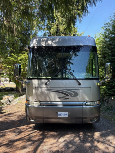 This 2005 Newmar Northern Star 3933 is a well-maintained, pre-owned Class A motorhome featuring 4 sp...