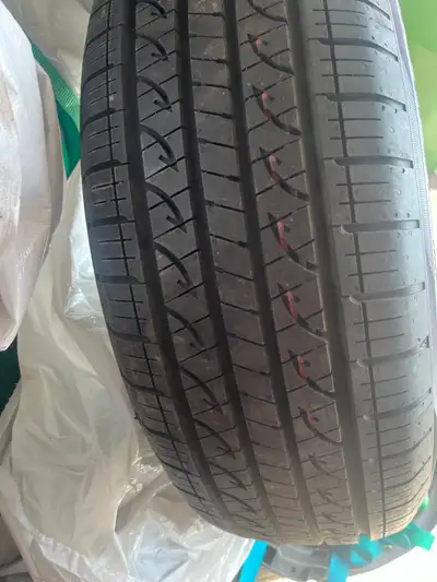 4 pneus neufs YOKOHAMA - AVID G.T. 225/60R18