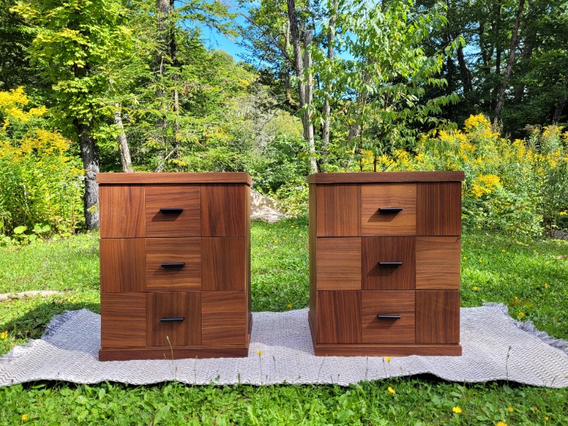 Tables de chevet vintages Mid Century en noyer restaurées Commodes et