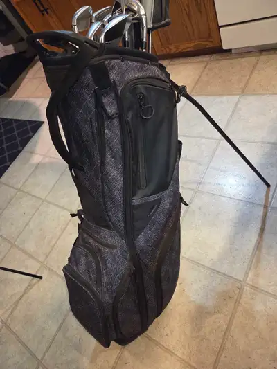 Taylormade Flex Tech Bag Purchased last year, retails for 339.99$ 185$ takes it, in great shape! *cl...