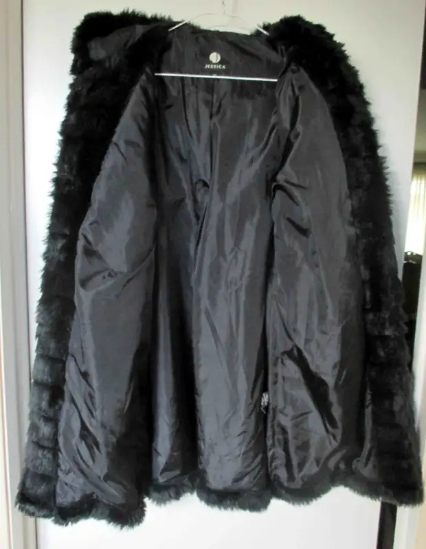 Woman’s Hooded Black Faux Fur Jacket Size Medium in Women's - Tops & Outerwear in City of Toronto - Image 3