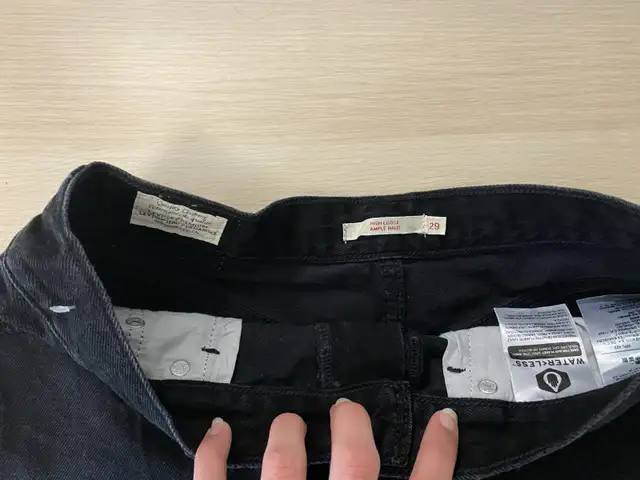 Levi’s Shorts  in Women's - Bottoms in City of Toronto - Image 4