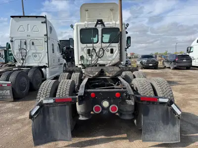 Freightliner cascadia 2015 day cab for sale, safetied in October. Fresh oil change, 10 speed manual...