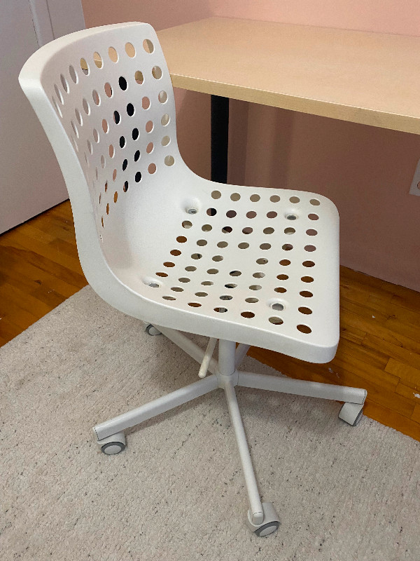 Bureau Ikea  avec chaise dans Chaises, Fauteuils inclinables  à Ville de Montréal