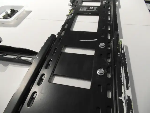 Sanus VMPL3 Support mural inclinable in Video & TV Accessories in Québec City - Image 6