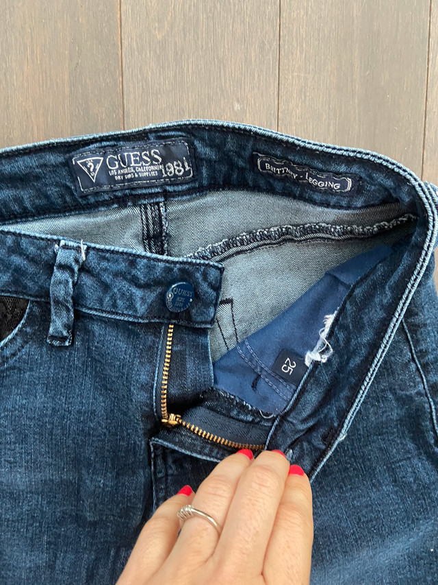 Xsmall femmes : jeans taille 25 et blouse marque GUESS dans Femmes - Hauts et vêtements d'extérieur  à Longueuil/Rive Sud - Image 2