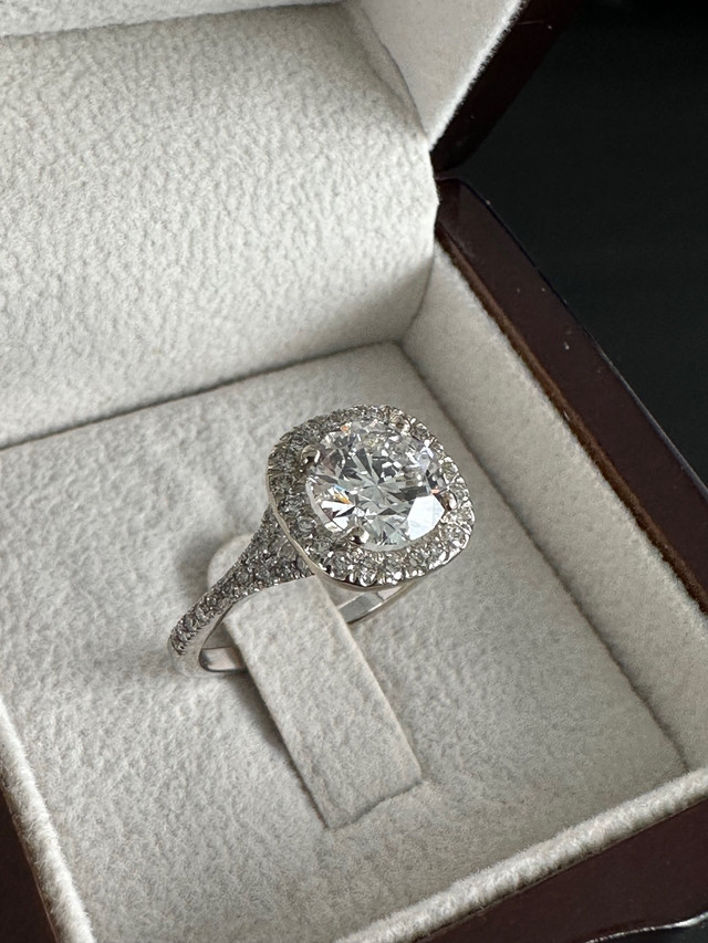 3.12 CT Round Cut Halo Diamond Ring in Jewellery & Watches in City of Toronto