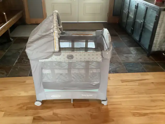 Graco Travel Crib in Cribs in London - Image 4