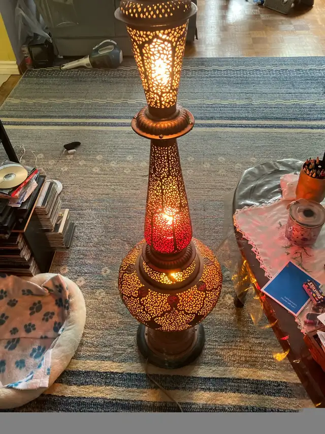 Brass floor lamp in Other in Kitchener / Waterloo - Image 4
