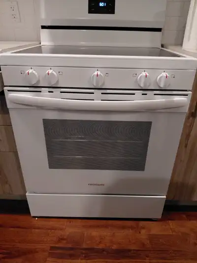 Cuisinière électrique (quasi neuve) 5.3 pi³- "Frigidaire" - 500$, View more