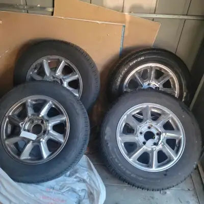 4 pneus 225/60R16 presque neufs, 2 étés d'usure, montés sur jantes Buick Le Sabre. Si intéressés, me...