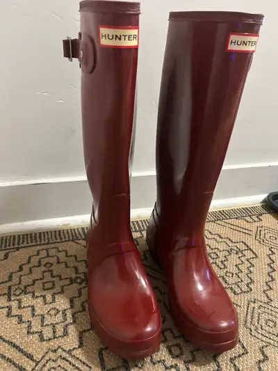 Size 7 US - Barely used Hunter boots