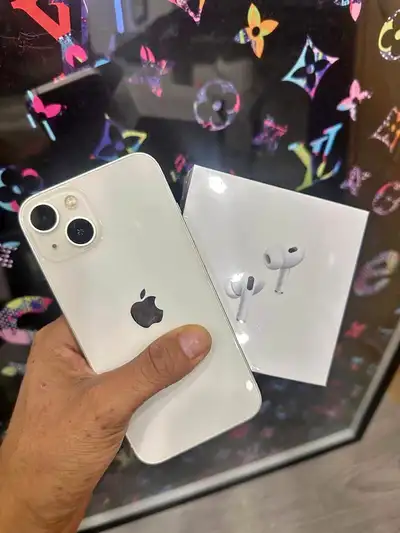 Unlocked worldwide iPhone 13 256 GB Battery Health: 90% No issues Clean body Screen is mint Blacklis...