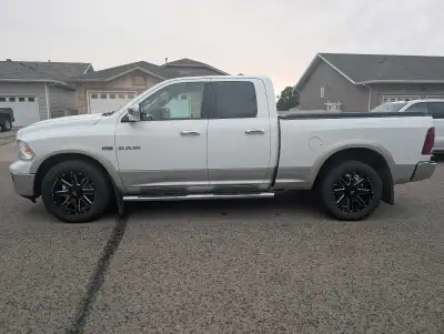 2010 Dodge Ram Laramie 1500 4x4 with auto 4x4. 5.7 Hemi , Fully loaded , heated seats , heated steer...