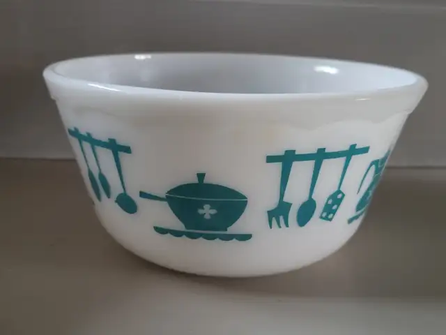 Hazel Atlas Turquoise Milk Glass Mixing Bowl with Rolled Rim in Arts & Collectibles in Oshawa / Durham Region - Image 7