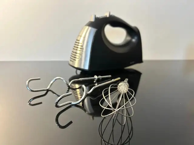 Hamilton Beach 6-Speed Hand Mixer w/ Case, Black in General Electronics in Oshawa / Durham Region - Image 5