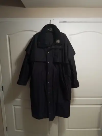 Manteau kanuk noir homme modèle condor grandeur 6 large mais ample. Tres peu porté. Beau style elega...