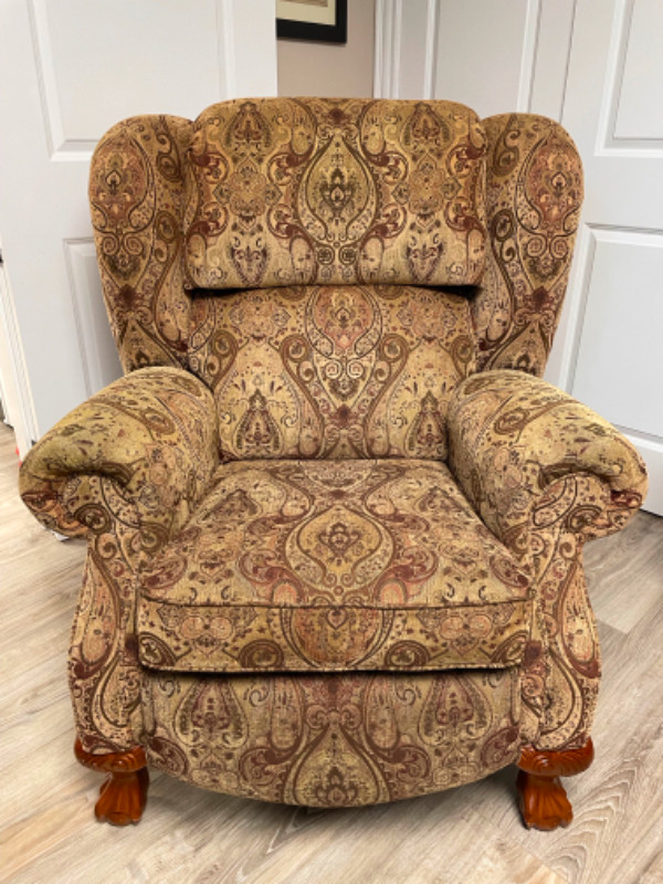 Recliner chair in Chairs & Recliners in Fredericton - Image 2