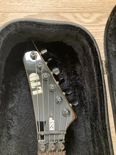 Esp ltd Mg-750 avec case rigide. Tune up fait l’année dernière par un professionnel . Pick up emg ac...
