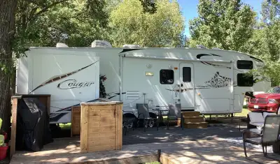 We are selling a great family fifth wheel as the kids are grown up and time for a change! The layout...