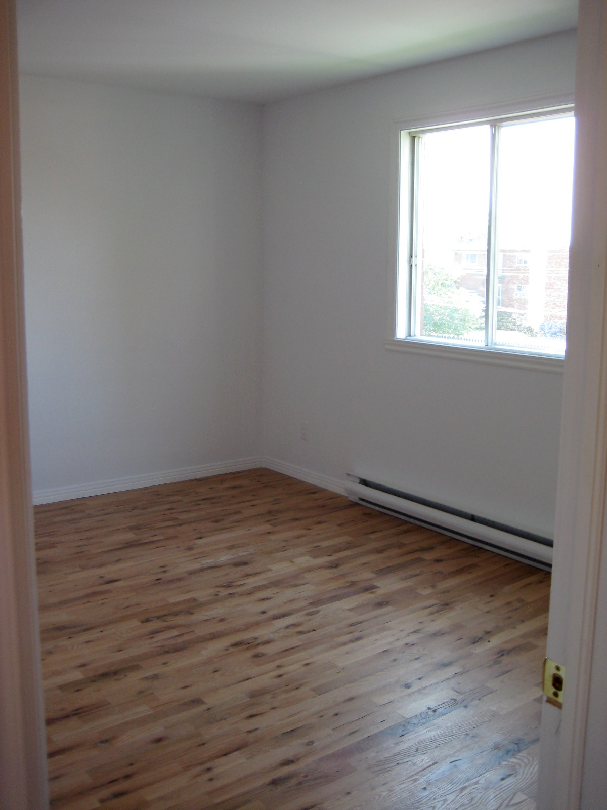 2 Bedroom 4 1/2 Apartment in Longueuil With Parking — photo 3