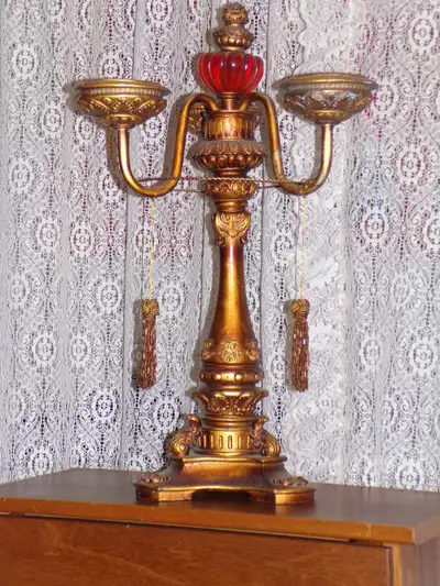 Très beau chandelier composé de trois espaces porte chandelles. Le tout est de 23 pouces de haut. La...