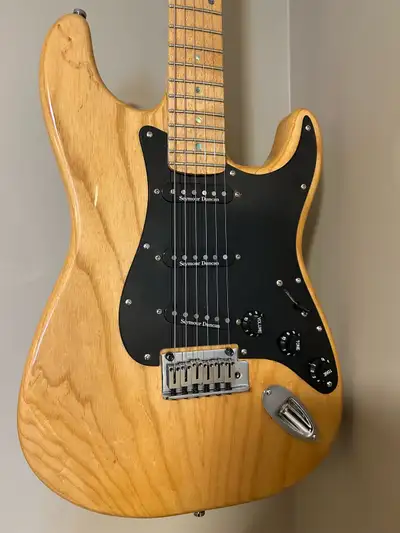 Fender Special Edition Lite Ash Stratocaster, View more