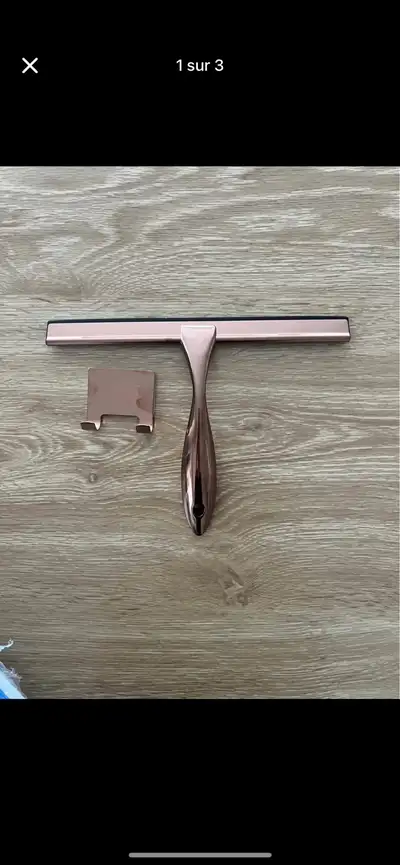Gardez votre douche étincelante avec cette raclette élégante en fini couleur or rose. L'ensemble com...