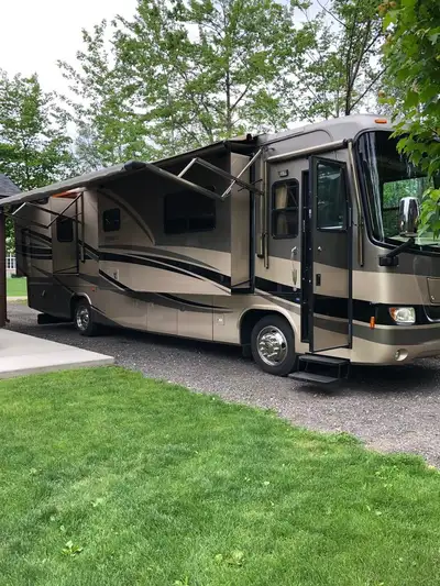 Holiday Rambler Neptune XL de 2007, toujours bien entretenu. Moteur diesel Cummins de 325 ch couplés...