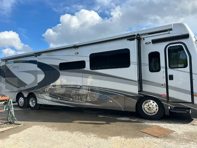FLEETWOOD DISCOVERY LXE 44S in RVs & Motorhomes in City of Montréal - Image 3