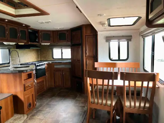 2013 Coachmen Freedom Express - Maple leaf edition in Travel Trailers & Campers in Grand Bend - Image 5