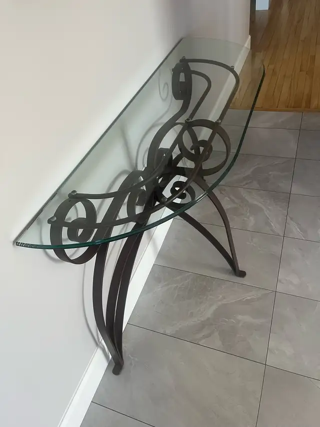 Table verre et métal  in Other Tables in Trois-Rivières - Image 3