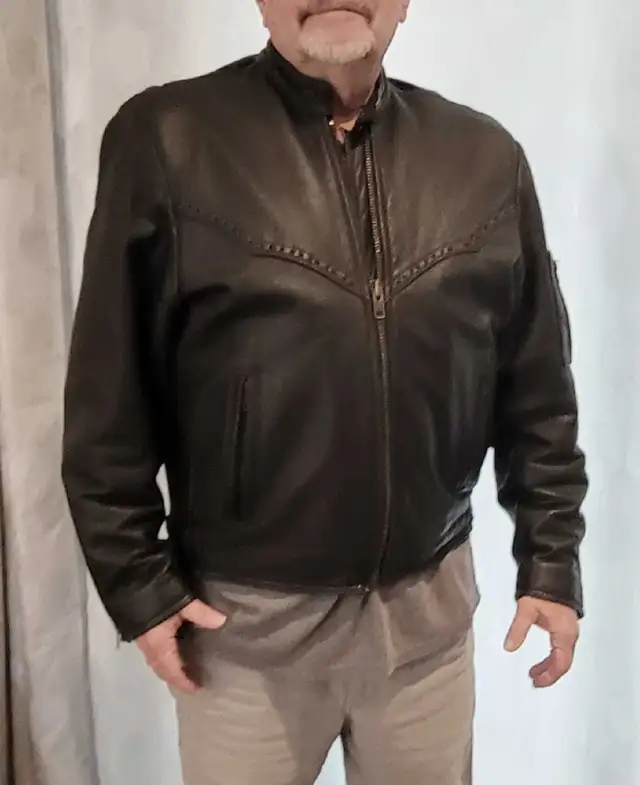 "On the Fringe" Custom Leather Motorcycle Jacket in Motorcycle Parts & Accessories in Hamilton - Image 4