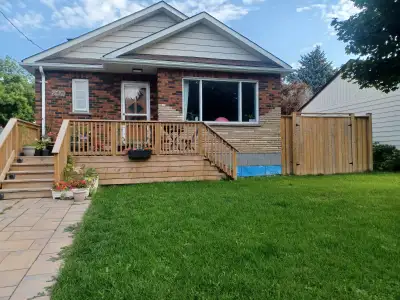 Beautiful rental available in central Oshawa! > Great green space > Large driveway > Quiet, dead end...