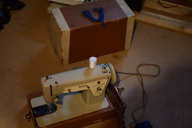 Singer Model 237 Sewing Machine in Hobbies & Crafts in Oshawa / Durham Region - Image 2