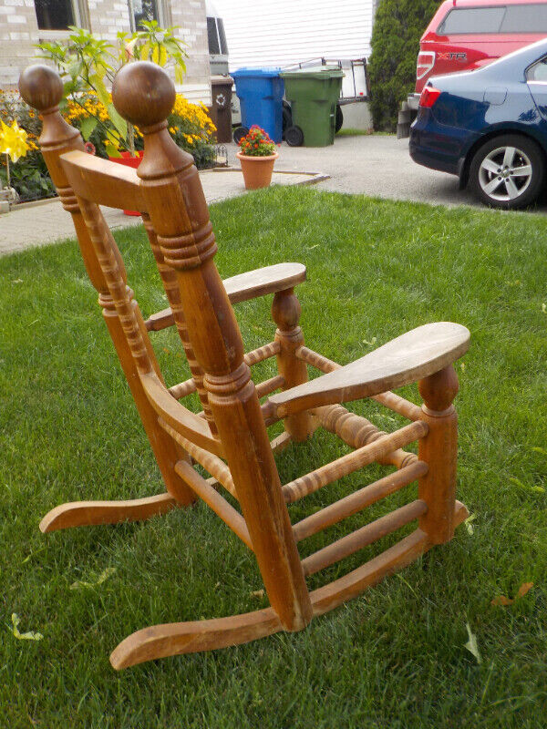 Chaise berçante antique style canadien en chêne pour bricoleur dans Chaises, Fauteuils inclinables  à Laval/Rive Nord - Image 4