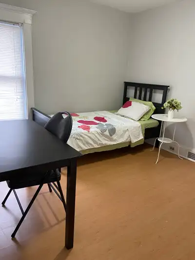 Suitable for UNFC students. Utilities included. Wifi available. Bus stop in front of the house. Walk...