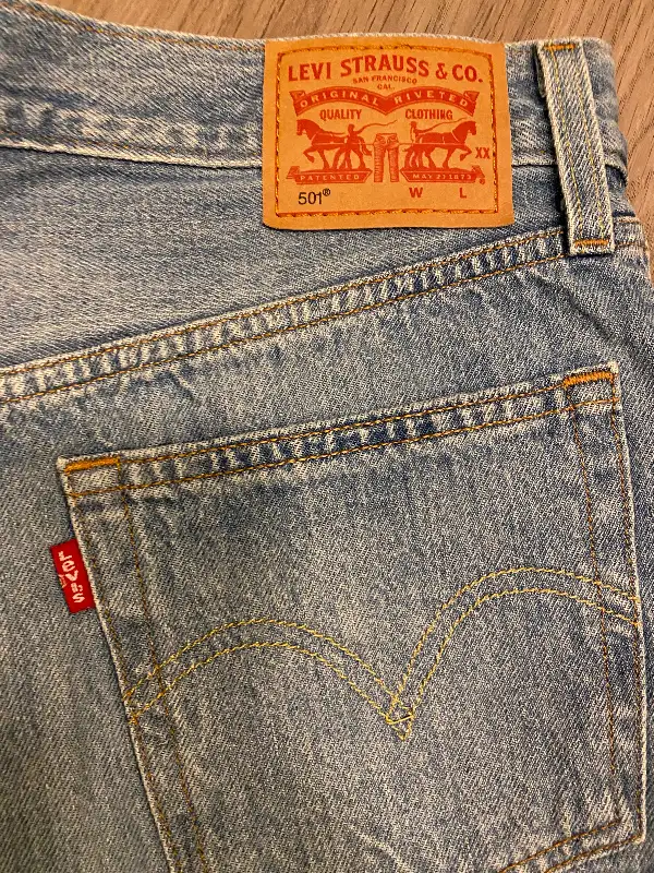 Levi’s jean shorts - size 26 in Women's - Bottoms in Mississauga / Peel Region - Image 5