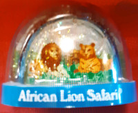 Beautiful Vintage African Lion Safari Souvenir Snow Globe