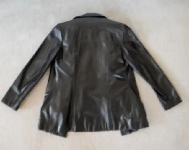 Beautiful Danier Women's Black Leather Jacket (Size XS) for sale in Women's - Tops & Outerwear in City of Halifax - Image 3