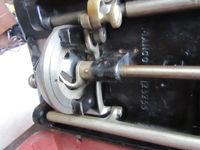 Vintage Singer Sewing Machine - 1949 in Arts & Collectibles in City of Toronto - Image 7